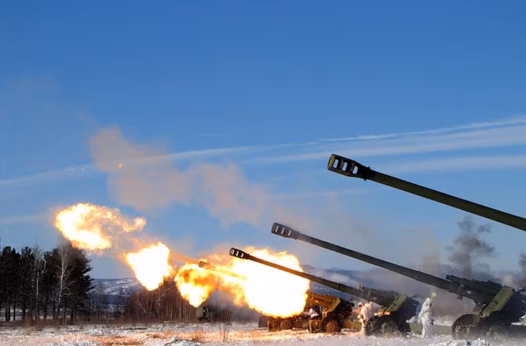 Lựu pháo hạng nặng 152mm Msta-B (Cục pháo binh – Tên lửa BQP Liên Xô định danh là 2A65) được phát triển từ cuối những năm 1970 cho nhiệm vụ tiêu diệt các khí tài tấn công hạt nhân chiến thuật, các đại đội pháo binh và tên lửa, xe tăng cùng các phương tiện thiết giáp, phá hủy các công sự dã chiến và các công trình bọc thép, chế áp sinh lực và khí tài hỏa lực, các trạm điều khiển, khí tài phòng không và chống tên lửa. Nguồn ảnh: Wikipedia