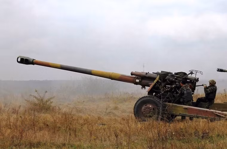 Khẩu pháo này có trọng lượng lên tới 6,8 tấn, cần tới kíp pháo thủ tới 6-11 người để đảm bảo vận hành chiến đấu. Nguồn ảnh: Wikipedia