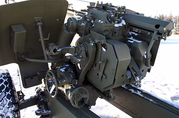 Pháo 2A65 152mm có cơ chế thay đổi tầm và hướng bắn (với hai tốc độ) thủ công bởi pháo thủ, với thiết bị ngắm bắn trực tiếp lẫn gián tiếp nằm bên trái pháo. Nguồn ảnh: Wikipedia