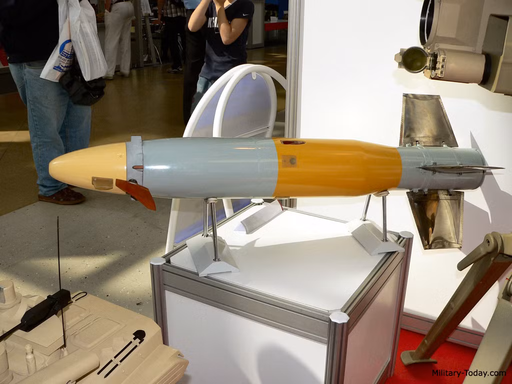 Dù vậy, chỉ vài chục quả nhưng Quân đội Syria và cả Nga hay Mỹ và Iraq sẽ phải trả giá đắt vì Kornet là một loại tên lửa mạnh khủng khiếp. Một quả đạn tên lửa Kornet dài 1,2m, đường kính 152mm, nặng 27kg, trang bị đầu nổ kép nặng 7kg có khả năng xuyên 1.000-1.200mm thép sau giáp phản ứng nổ (ERA). Nguồn ảnh: Military-Today