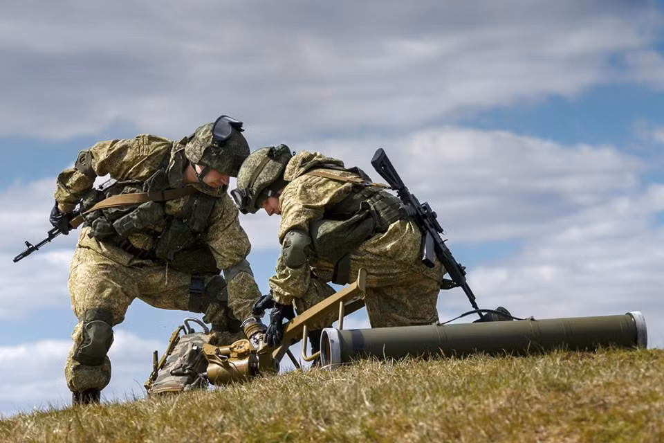 Một tổ hợp tên lửa chống tăng Kornet bao gồm: Ống phóng và đạn 9M133; giá phóng ba chân 9P163-1, kính ngắm nhiệt 1PN79-1. Tổng trọng lượng tổ hợp khoảng 30kg.