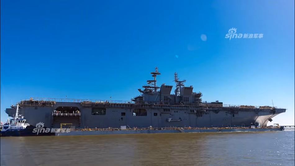 Công suất chở máy bay của USS Tripoli (LHA-7) chưa được công bố, tuy nhiên ước tính nó có khả năng triển khai 7 loại máy bay chiến đấu, trực thăng khác loại. Tùy từng nhiệm vụ (tiêu chuẩn hỗn hợp, kiểm soát mặt biển hay tấn công đổ bộ) thì khả năng chở máy bay lên tới 20-30 chiếc. Nguồn ảnh: Sina