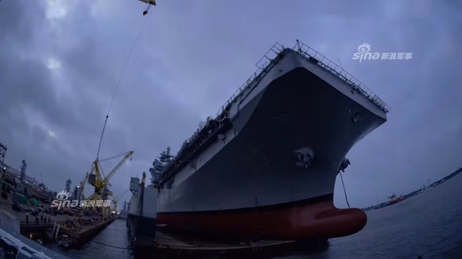 Theo thiết kế, con tàu có thể chở được 1.687 lính thủy quân lục chiến phục vụ cho các nhiệm vụ tác chiến đổ bộ đường biển bằng trực thăng. Bên cạnh đó là thủy thủ đoàn đông tới 1.000 người. Nguồn ảnh: Sina