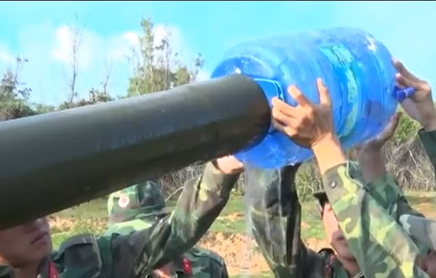 Để bắn được đạn nước, trước hết, pháo phải tốt. Cùng với đó, phải chuẩn bị đạn và các chi tiết đi kèm. Đạn thật được bỏ phần đầu đạn, thay bằng một đầu gỗ có hình giống hình đầu đạn thật. Thuốc phóng trong mỗi quả đạn được giữ nguyên. Khi chuẩn bị bắn, nước được đổ vào nòng pháo. Nguồn ảnh: Truyền hình Quân khu 7