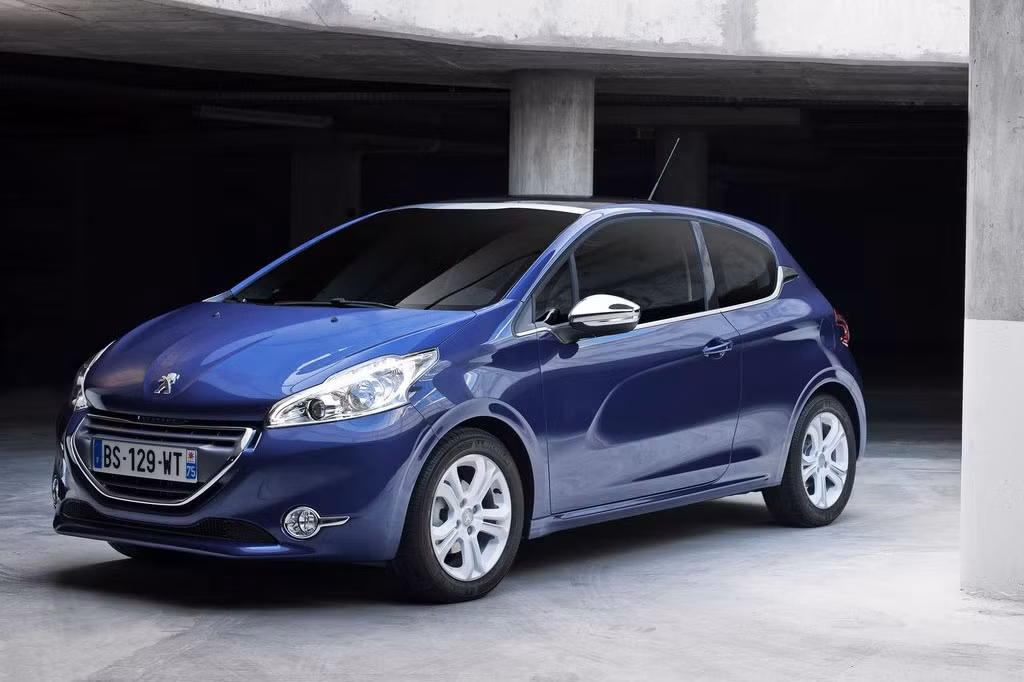 Peugeot 208 được trang bị khối động cơ xăng 1.6L 4 xi-lanh thẳng hàng, công suất 120 mã lực tại vòng tua 6.000 vòng/phút và mô-men xoắn cực đại 160 Nm tại vòng tua 4.250 vòng/phút. Sức mạnh này kết hợp cùng hộp số tự động 4 cấp giúp xe tăng tốc từ 0-100 Km/h trong 10,7s (theo công bố của nhà sản xuất), tiêu chuẩn khí thải Euro 5.