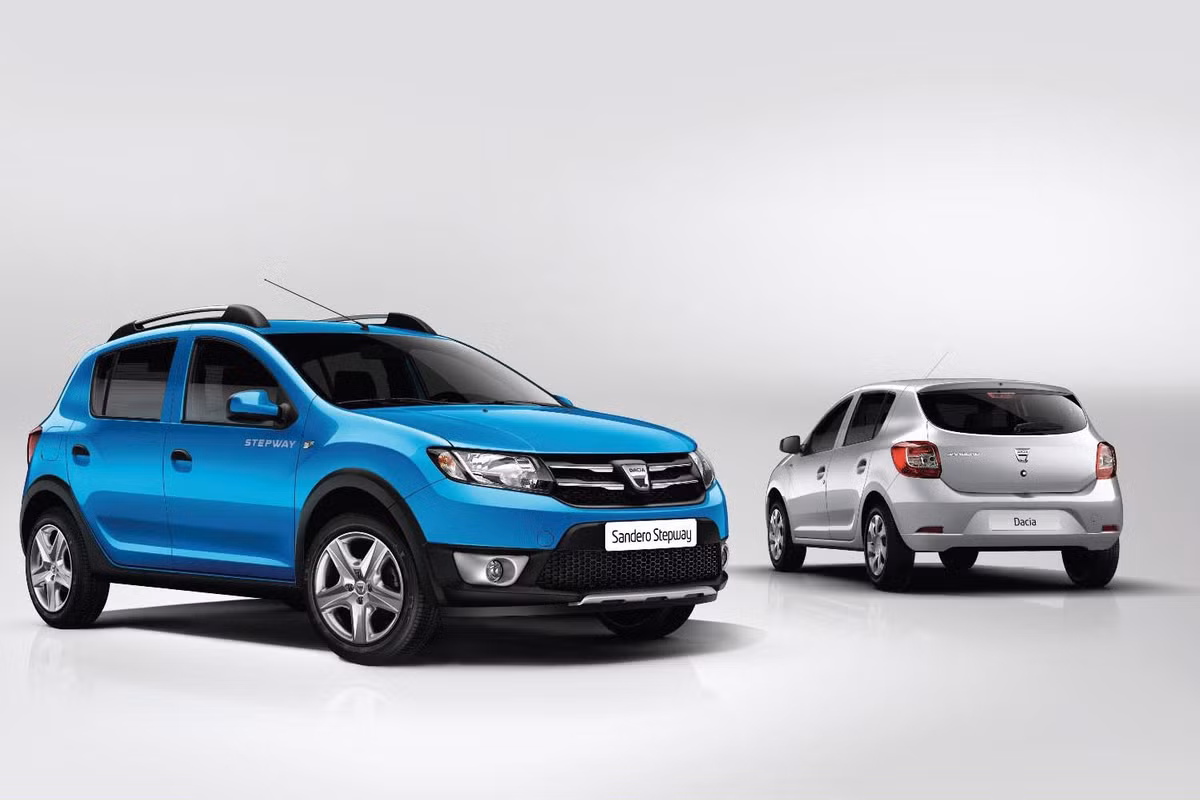 Ở thị trường Pháp, Dacia Sandero có 7 lựa chọn về màu sơn, và 2 lựa chọn về màu nội thất. Xe sẽ được cung cấp động cơ có dung 1.2 lít với hai lựa chọn động cơ dầu hay xăng. 