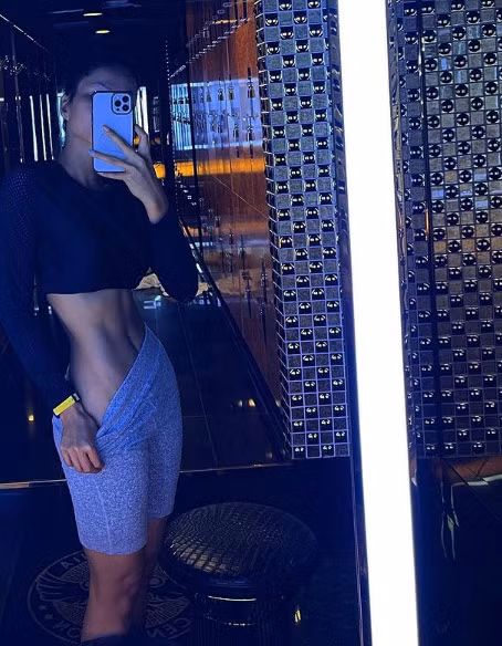 Vòng hai chụp nghiêng của Hoa hậu Hoàn vũ Việt Nam 2017 càng khiến mọi người trầm trồ.