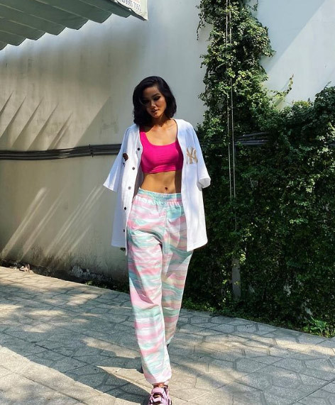 Người đẹp sinh năm 1992 nổi tiếng trong việc lấy lại vóc dáng và cân nặng. Năm ngoái, sau Tết, cô từng bị tăng cân và vòng 2 tròn ung ủng nhưng rồi H'hen Niê đã trở về form một cách thần tốc.