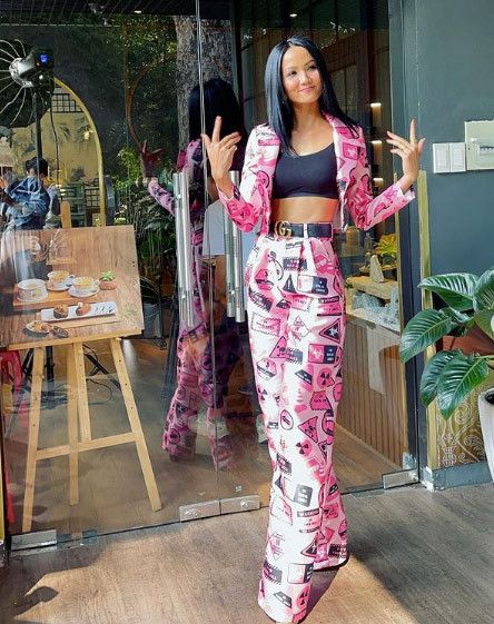 Cũng nhờ thân hình tuyệt đẹp mà H'hen Niê là một trong những hoa hậu rất đắt show thời trang.