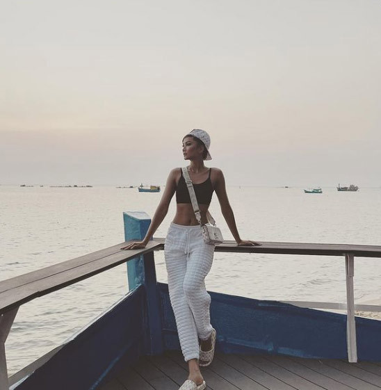 Ăn mặc giản dị nhưng body tuyệt đẹp của top 5 Hoa hậu Hoàn vũ 2018 luôn khiến cô nổi bật mọi lúc, mọi nơi.