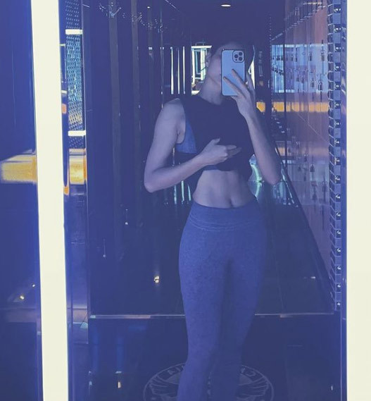 Mới đây, H'hen Niê tiết lộ số đo ba vòng của cô vẫn như 3 năm về trước: 84-59-94 cm. Tuy cân nặng có tăng chút ít tới 55,5kg nhưng nhờ tập luyện nên tỷ lệ mỡ của cô giảm và tỷ lệ tơ căng, trông body rất hấp dẫn.