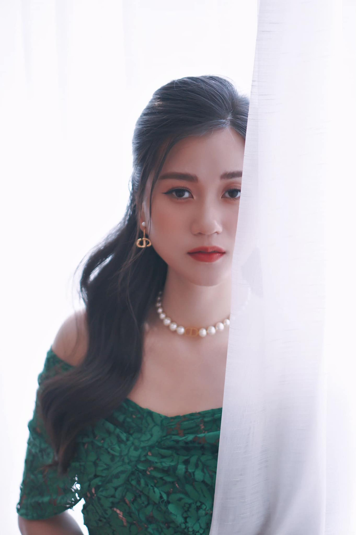 Màn lên đồ đẹp xuất sắc không chỉ khiến fan trầm trồ mà ngay cả bà xã Hứa Minh Đạt cũng không nhận ra mình. Cô thậm chí còn phải thốt lên: "Nhìn tui lạ quá. Hỏng quen hỏng quen!".