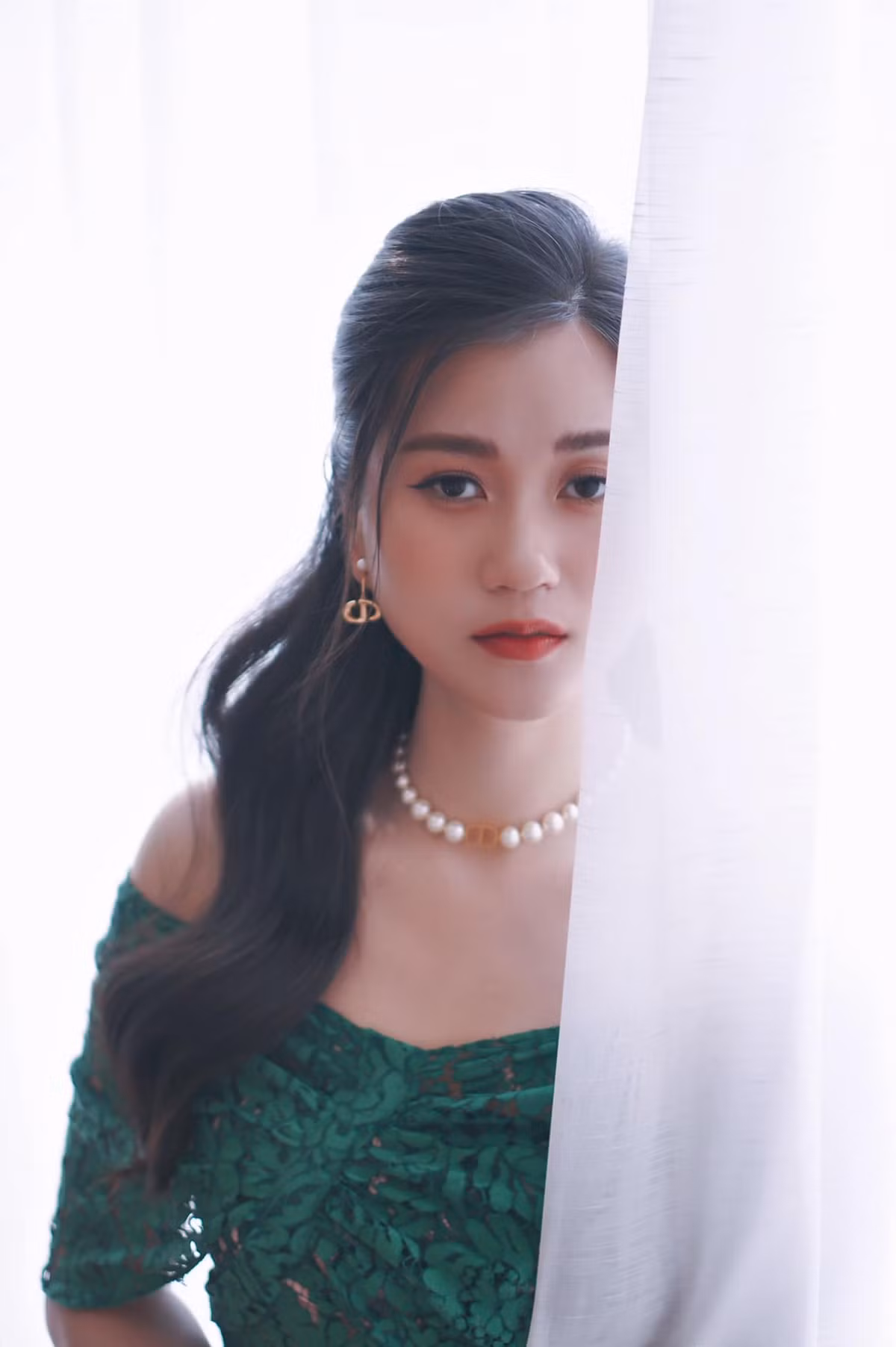 Màn lên đồ đẹp xuất sắc không chỉ khiến fan trầm trồ mà ngay cả bà xã Hứa Minh Đạt cũng không nhận ra mình. Cô thậm chí còn phải thốt lên: "Nhìn tui lạ quá. Hỏng quen hỏng quen!".