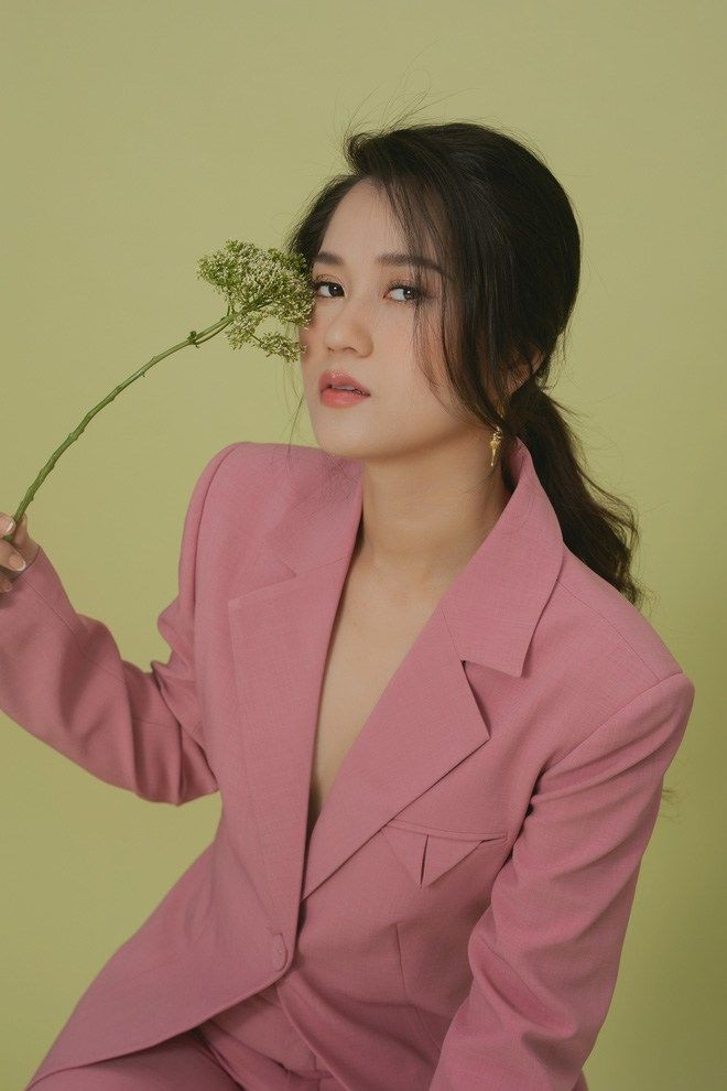 Bà xã Hứa Minh Đạt cũng lên đời về phong cách, sang chảnh, sành điệu và quyến rũ hơn.