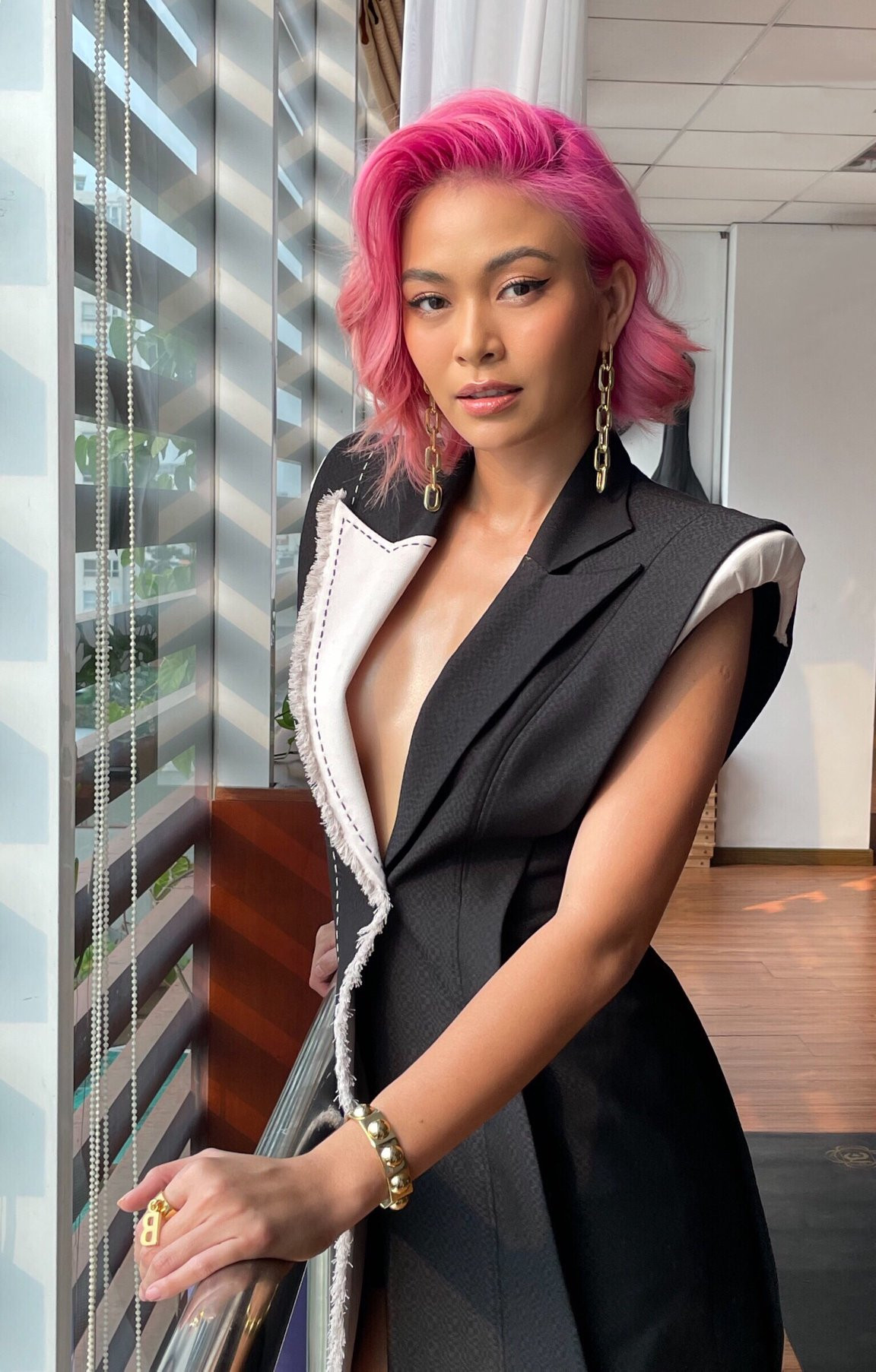 Giữa một rừng mỹ nhân Vbiz, Mâu Thủy không quá hot nhưng cũng không bị chìm hẳn nhờ cá tính riêng.