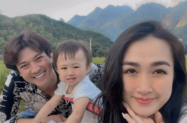 Cuộc sống hạnh phúc, yên bình của Hà Việt Dũng bên vợ đẹp, con ngoan khiến nhiều người mong ước.