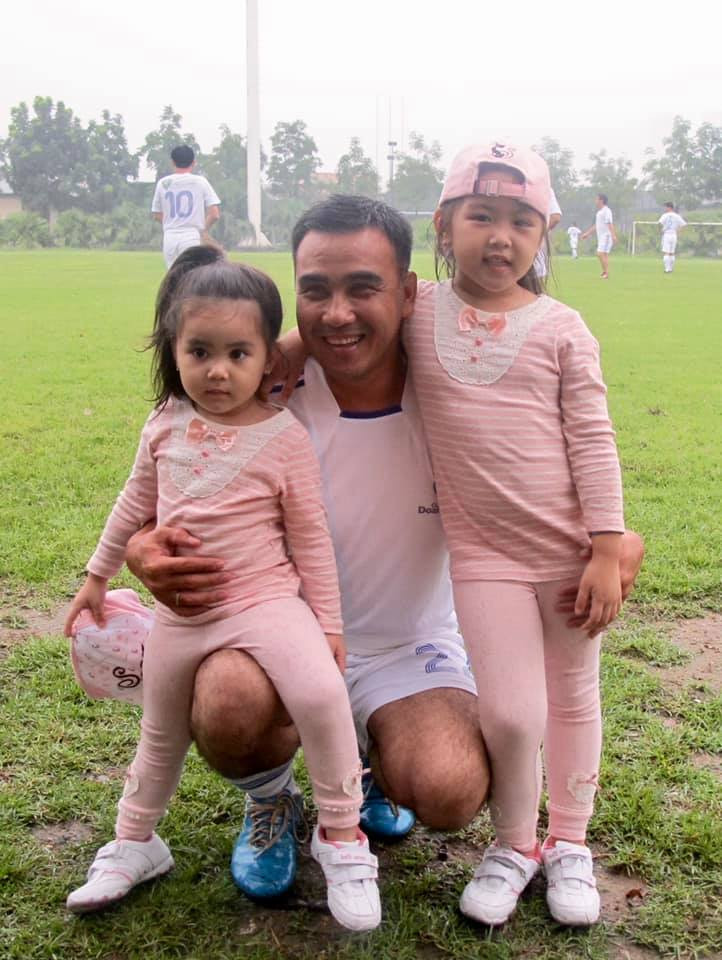 Hai con gái nhà MC Quyền Linh lớn nhanh như thổi.