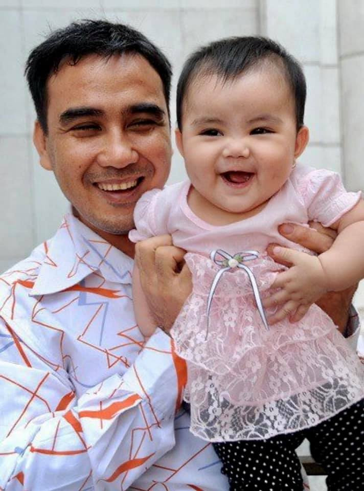 Hạt Dẻ cười tươi bên ba Quyền Linh. Cô bé càng lớn càng bụ bẫm.