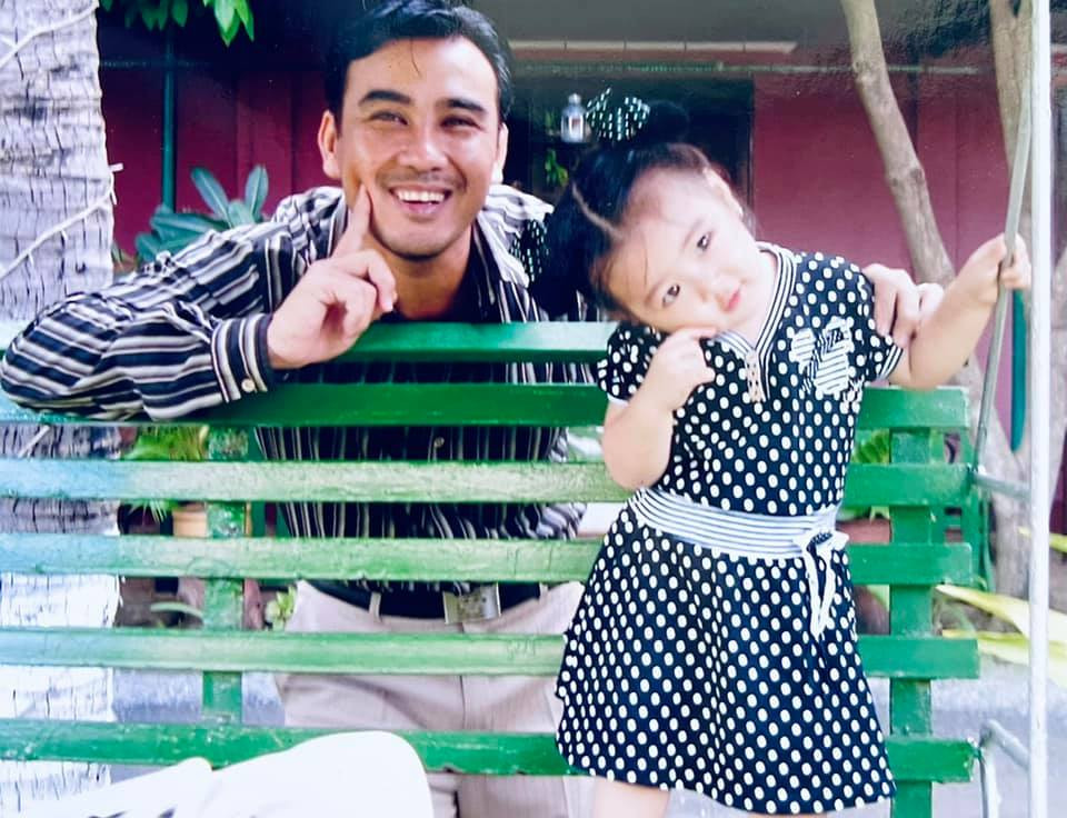 Lọ Lem tạo dáng "cute" giống ba Quyền Linh.