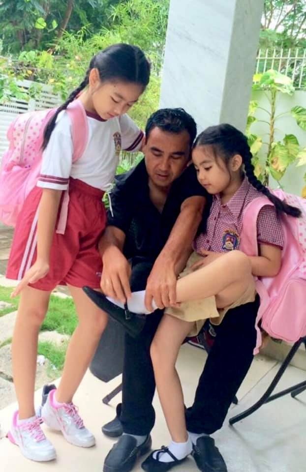 Hai chị em được ba chiều chuộng, yêu thương, chăm sóc từ bé.