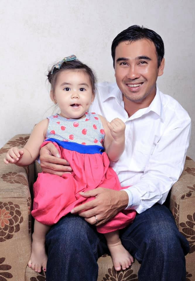 Từ bé, Hạt Dẻ được nhận xét có đôi mắt và cặp chân mày giống hệt ba.