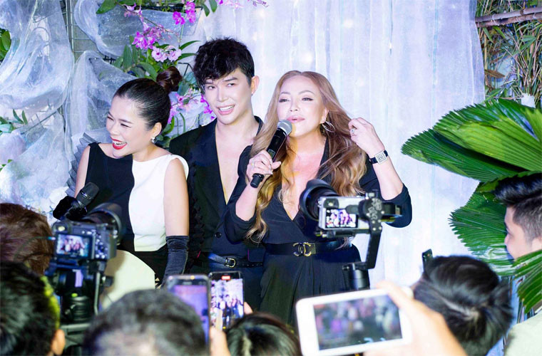 Nam ca sĩ còn chu đáo và xa xỉ tới mức chuẩn bị các món quà giá trị lên đến hơn một ngàn tỷ đồng cho hơn 500 khách VIP như: voucher 2 tỷ mua du thuyền cho mỗi vị khách, voucher 35 triệu tiền làm đẹp, một chuyến du lịch DuBai 1 tuần tại khách sạn 7 sao trị giá 70.000 USD, 20 cặp mắt kiếng gọng vàng trị giá 1.500 USD của thương hiệu Silhouette, 200 chuyến du ngoạn du thuyền siêu sang ngắm mặt trời lặn cùng tiệc rượu champagne …