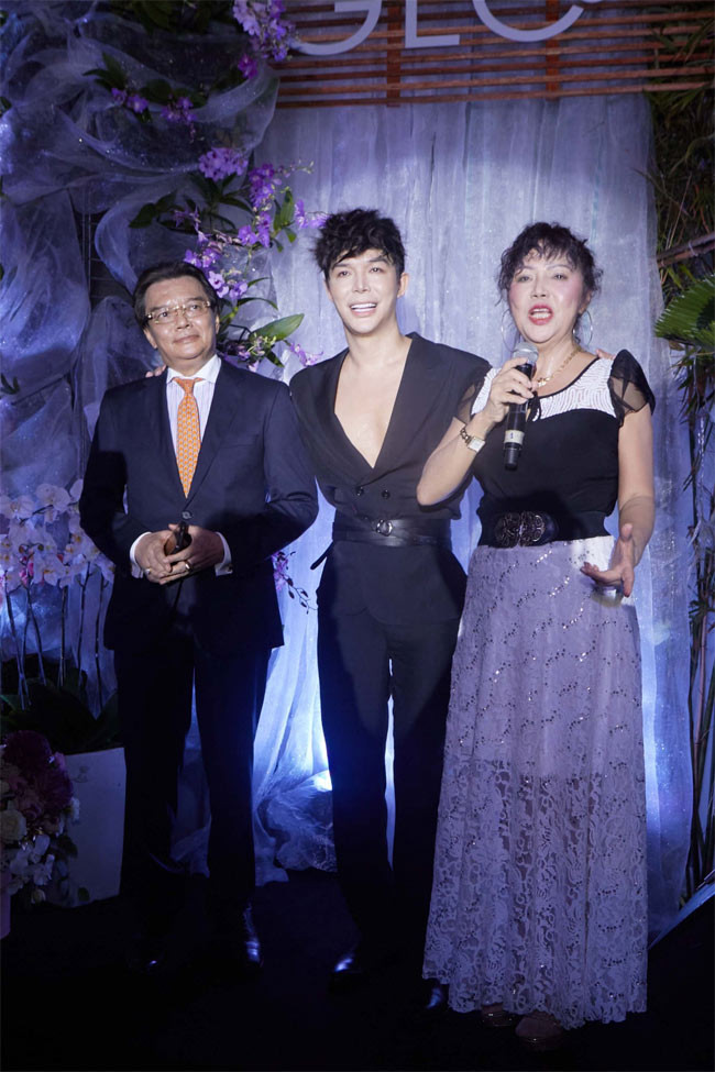 Nathan Lee xuất thân trong một gia đình có gia thế khủng, bố nam ca sĩ là ông Trương Triều Dương - một nhà ngoại giao nổi tiếng, mẹ anh là tiến sĩ, giảng viên tại trường ESCP - trường đại học danh tiếng và lâu đời nhất thế giới tại Pháp. Nathan Lee sinh ra ở Hà Nội nhưng đã cùng gia đình ra nước ngoài từ nhỏ và được học tại các trường hàng đầu thế giới như New York (Mỹ), Paris (Pháp).