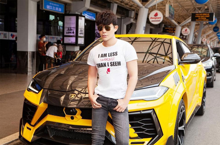 Trong Vbiz, Nathan Lee được mệnh danh là “ca sĩ triệu đô”, “đại gia bất động sản” bởi anh sở hữu rất nhiều bất động sản đắt giá ở nhiều nơi như khu resort rộng 7.000m2 ở Phú Quốc, biệt thự dát vàng 300 tỷ đồng ở Hà Nội, biệt thự 2.000m2 trị giá 600 tỷ đồng ở Vũng Tàu...