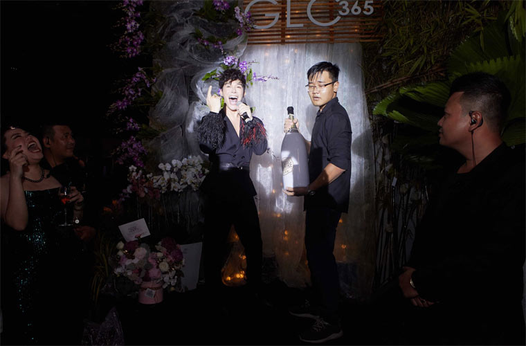 Nam ca sĩ sinh năm 1983 chi hơn 120.000 USD (gần 3 tỷ đồng) để mua 600 chai rượu mời khách tới dự tiệc. Ngoài ra, anh còn chuẩn bị riêng cho mình một chai rượu phiên bản đặc biệt với dung tích lên tới 6 lít để khai tiệc.