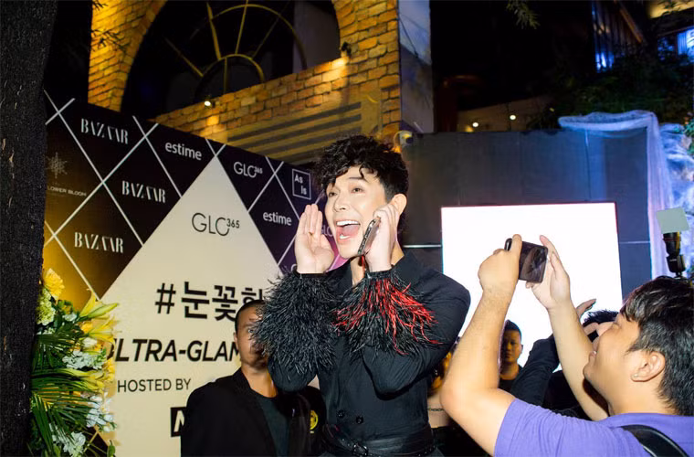 Tháng 4/2021, ca sĩ Nathan Lee tổ chức bữa tiệc mang tên ULTRA-GLAM PARTY có sự góp mặt của hơn 30 ngôi sao hạng A cùng những vị khách mời đẳng cấp thế giới. Riêng tiền trang trí cho bữa tiệc này đã lên tới 2 tỷ đồng.