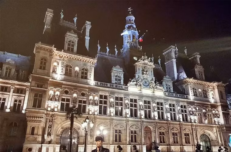 Tháng 3/2020, trên trang cá nhân, Nathan Lee bất ngờ rao bán tòa nhà sang chảnh trị giá 2500 tỷ đồng ngay tại trung tâm Paris, Pháp khiến nhiều người ngỡ ngàng vì độ giàu có của anh.