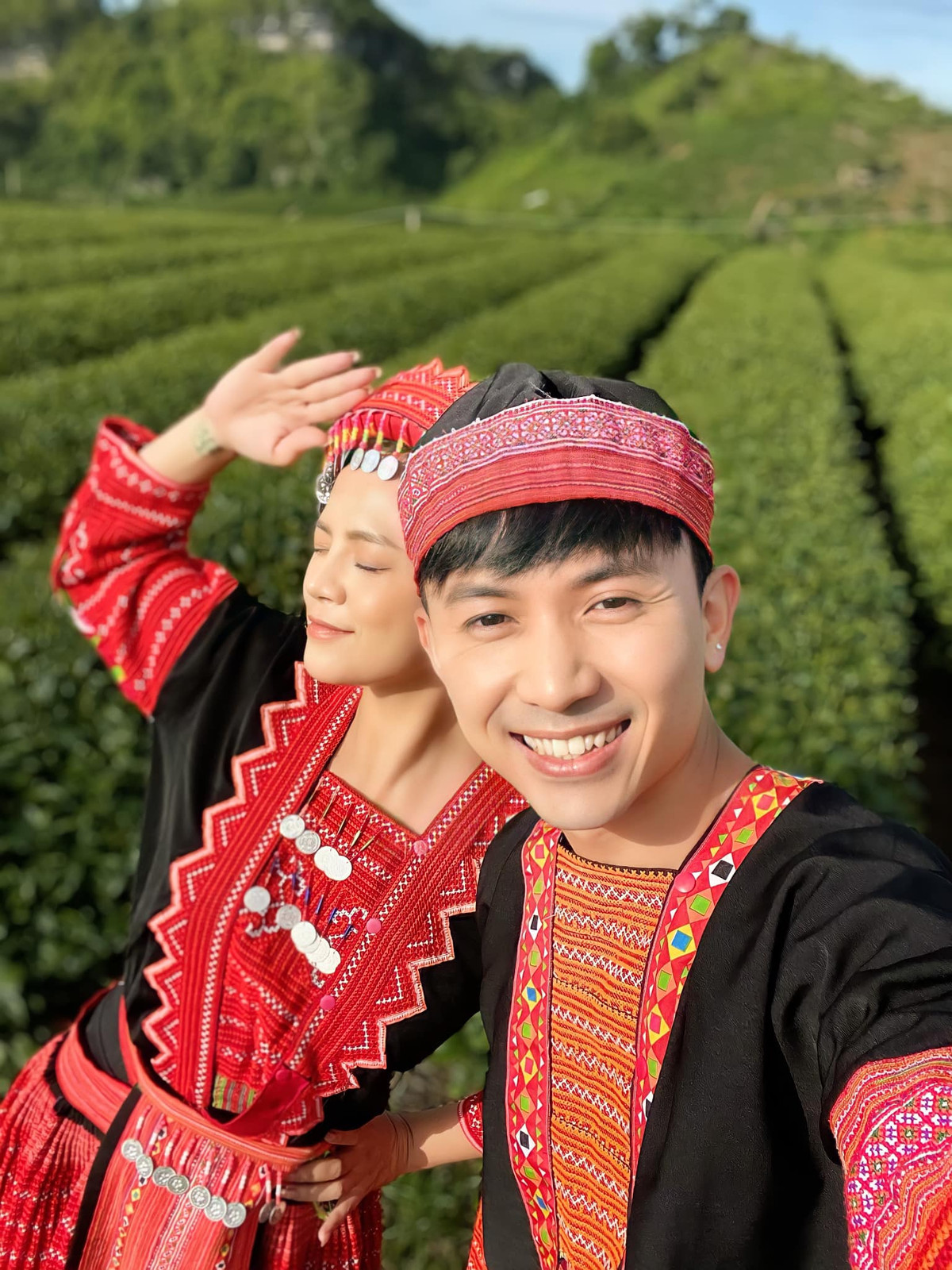 Không chỉ vào vai cặp đôi yêu nhau cực ăn ý, Thu Quỳnh - Anh Vũ còn gây ấn tượng với phong cách thời trang bắt mắt trong phim.