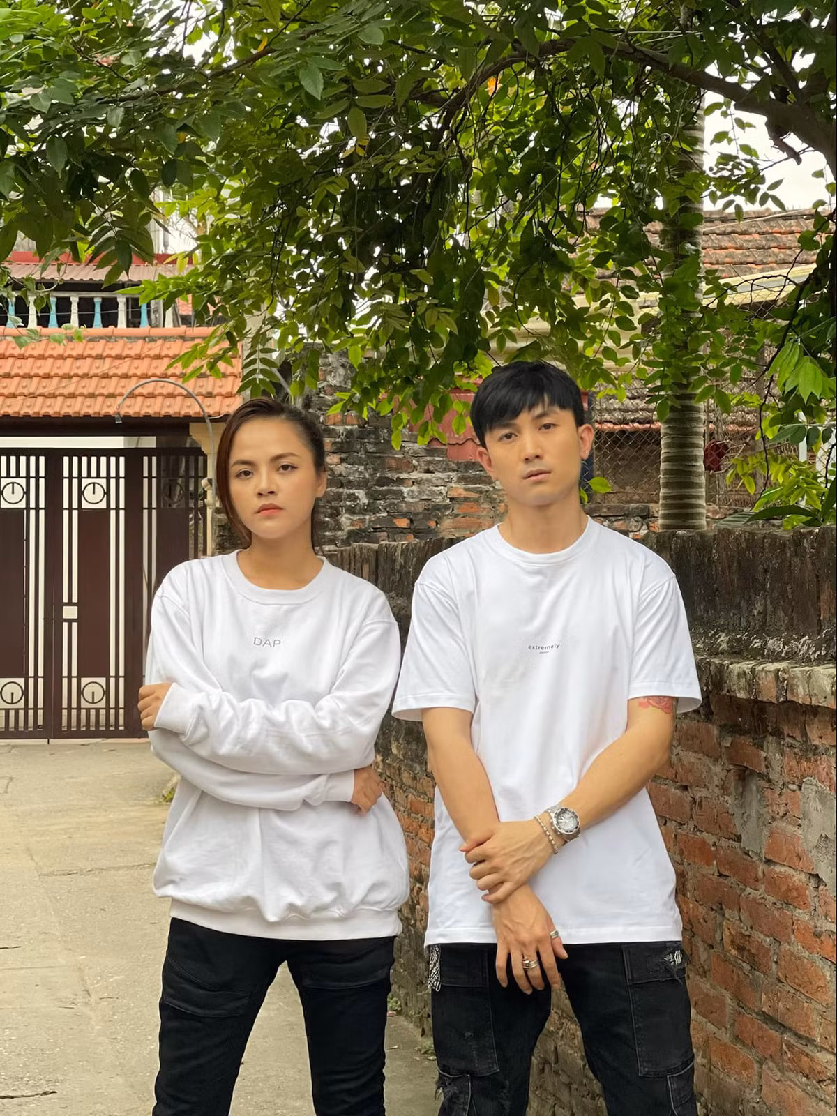 Khánh Thy - Huy diện đồ "tông xuyệt tông" đi hẹn hò.