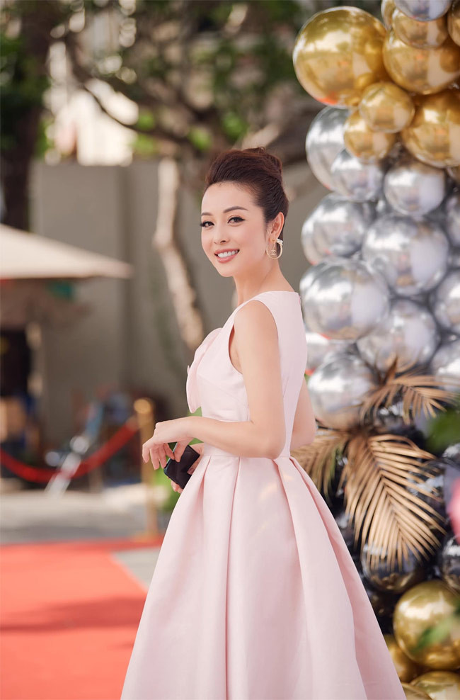 Với vóc dáng nuột nà đẹp từng cm, Jennifer Phạm mặc trang phục gì cũng đẹp.