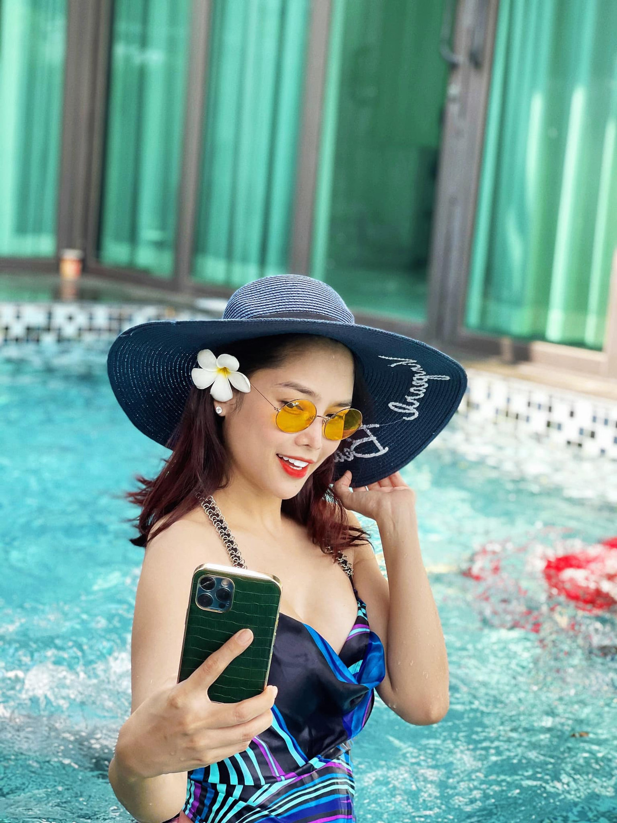 Dù đã trải qua 4 lần sinh nở nhưng nhan sắc Á hậu Thùy Giang vẫn nhận được nhiều lời khen ngợi.