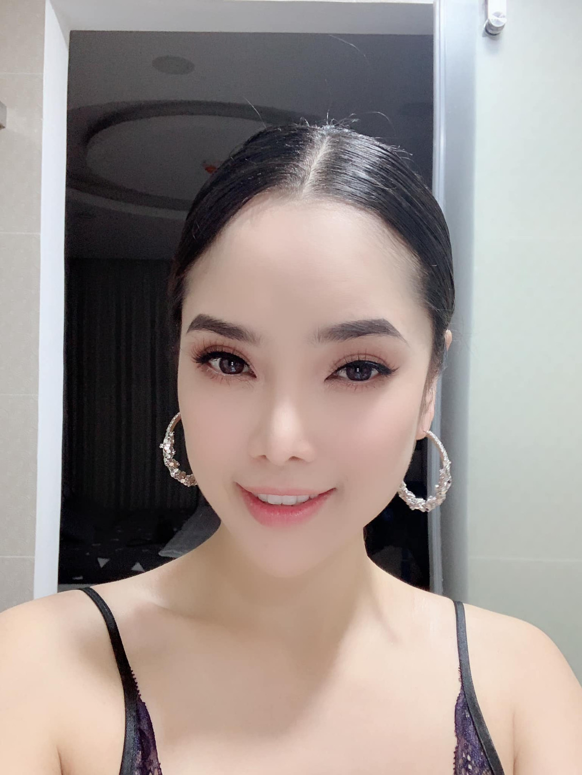 Á hậu Thùy Giang từng tiết lộ trên Dân Trí chuyện bản thân có can thiệp thẩm mỹ để xinh đẹp và trẻ trung hơn.