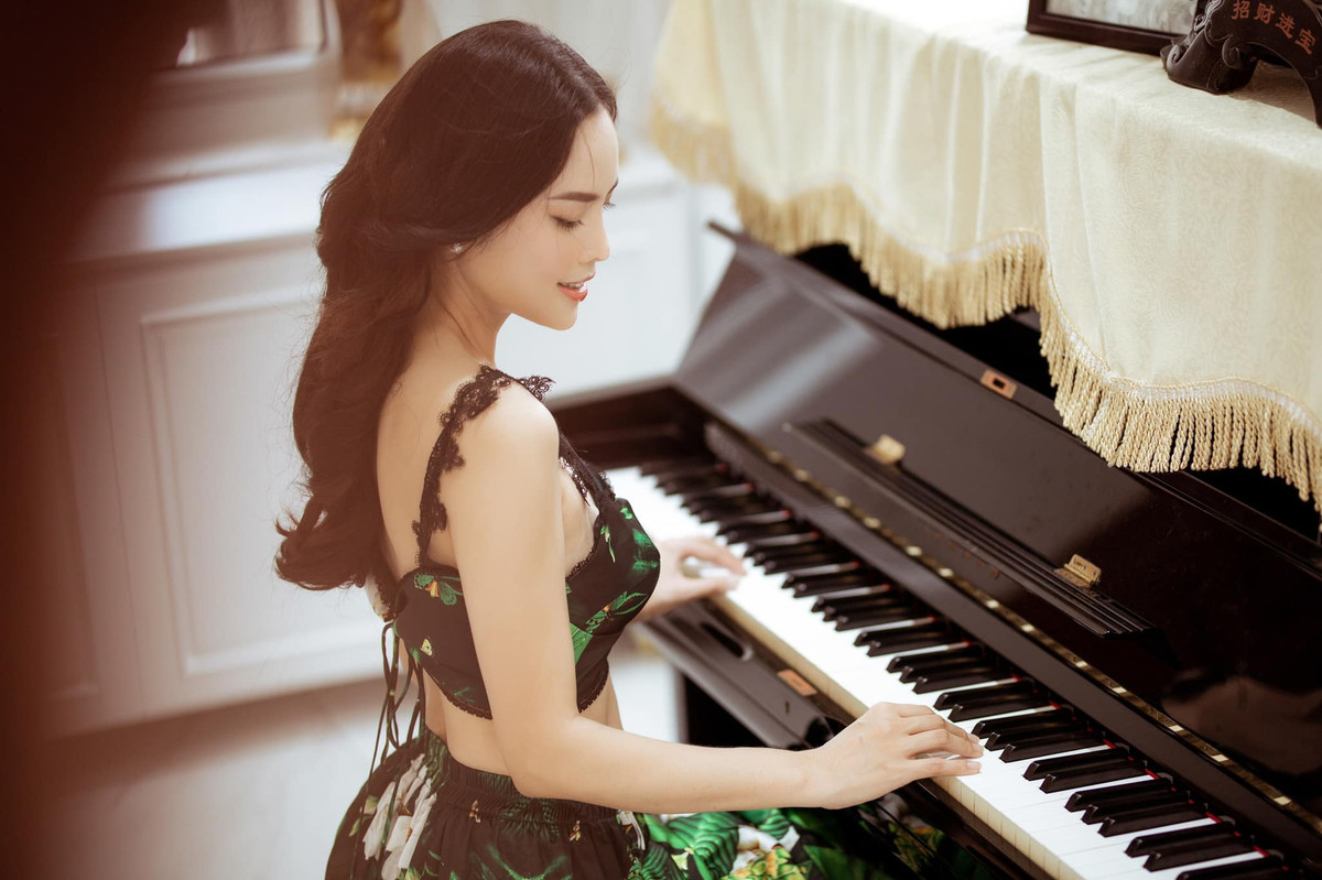 Thông qua những khoảnh khắc được chia sẻ lên trang cá nhân, Á hậu Thùy Giang cho thấy cô đang có một cuộc sống giàu sang và hạnh phúc viên mãn bên tổ ấm nhỏ.