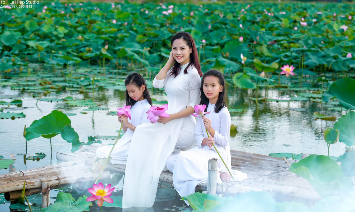 Dù rất sốc nhưng Á hậu áo dài 2016 tự nhủ phải mạnh mẽ để cùng gia đình vượt qua. Bà mẹ 4 con trở thành người lo cho sức khỏe cho cả nhà từ bữa ăn đến thuốc men... Và dưới sự hướng dẫn của nhân viên y tế, gia đình 7 người nhà Á hậu Thùy Giang đã tự chữa khỏi COVID-19 tại nhà.