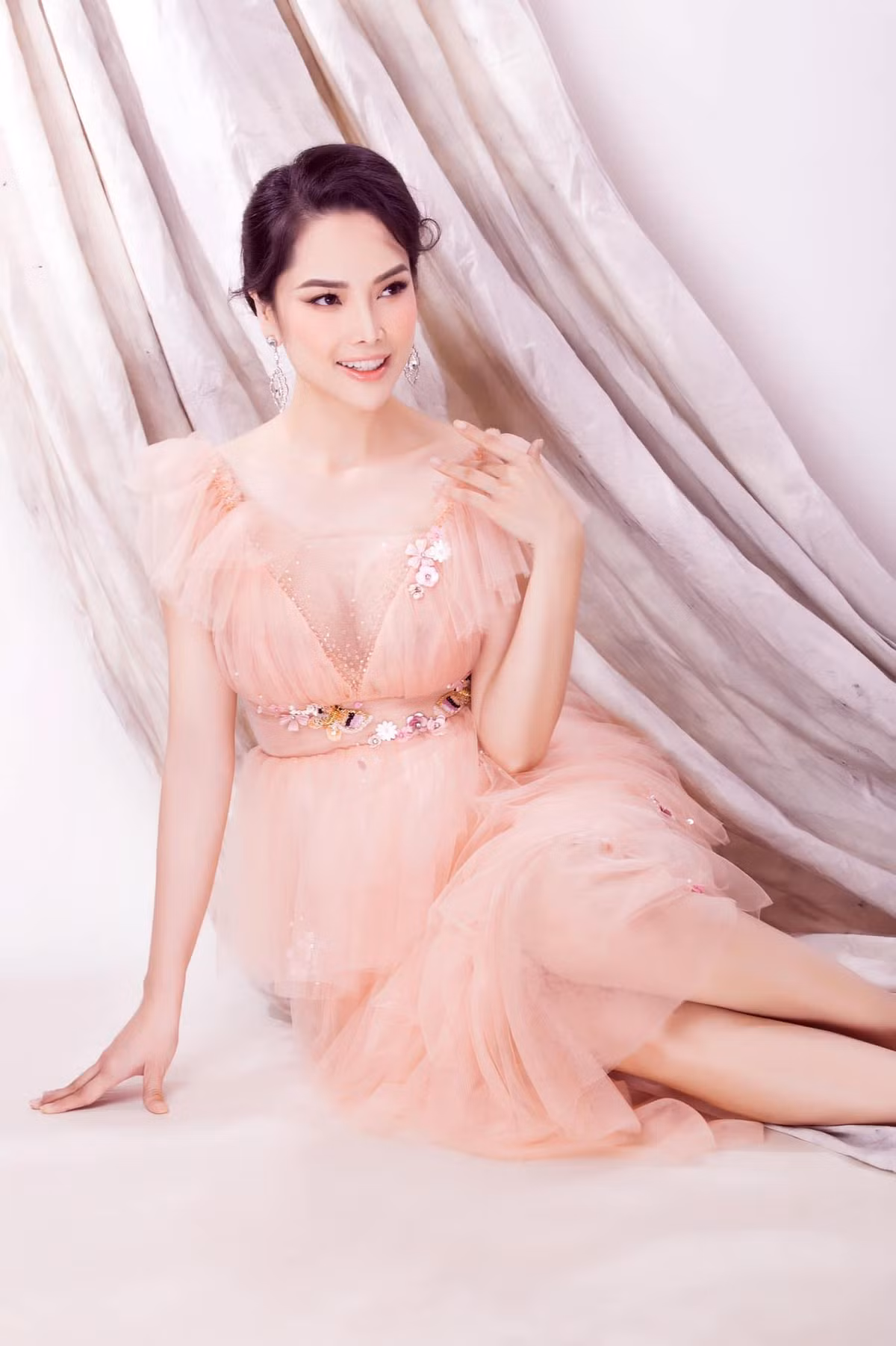 Đặng Thùy Giang đăng quang Á hậu Áo dài Việt Nam 2016 được tổ chức tại Mỹ. Bà mẹ 4 con còn được biết đến là một nữ doanh nhân thành đạt.