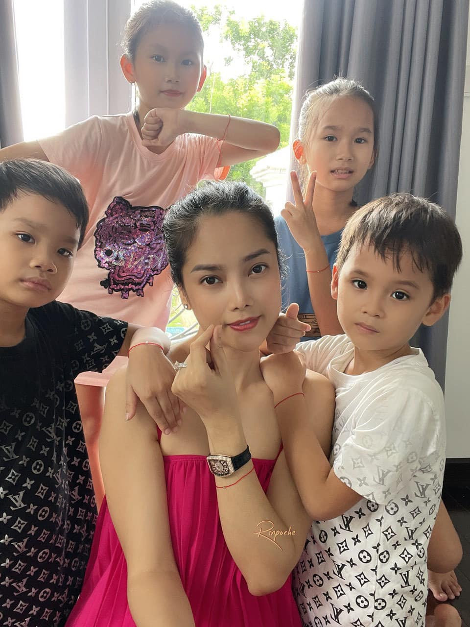 Được biết, sau khi Á hậu Thùy Giang nhận kết quả dương tính thì đến lượt 2 cô con gái và rồi những ngày sau đó là chồng, 2 con trai và cô giúp việc của á hậu cũng dương tính với SARS-CoV-2.