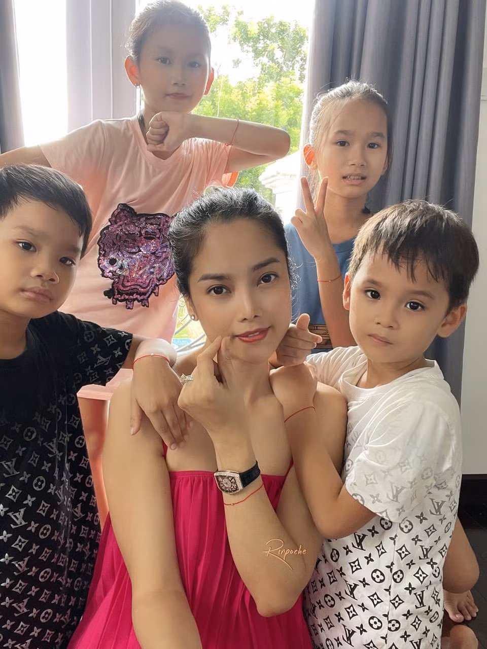 Được biết, sau khi Á hậu Thùy Giang nhận kết quả dương tính thì đến lượt 2 cô con gái và rồi những ngày sau đó là chồng, 2 con trai và cô giúp việc của á hậu cũng dương tính với SARS-CoV-2.