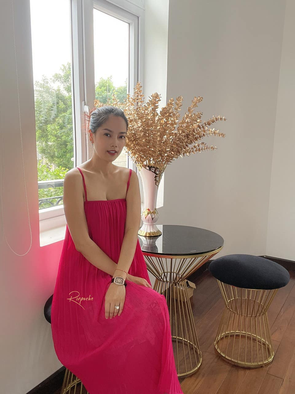 Mới đây, thông tin cả 7 thành viên trong gia đình Á hậu Đặng Thuỳ Giang đều từng mắc COVID-19 và tự chữa khỏi tại nhà sau gần 20 ngày khiến công chúng bất ngờ.