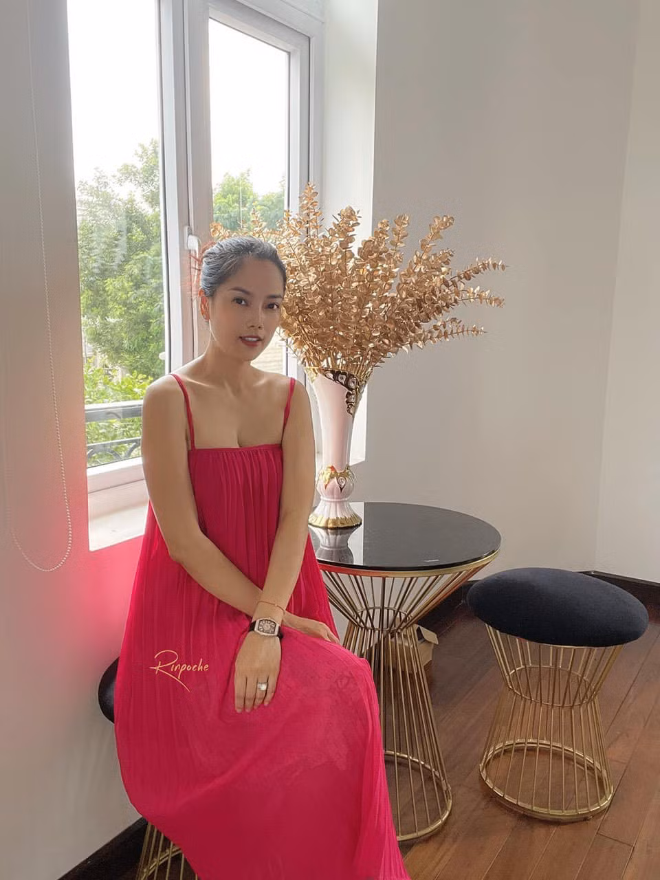 Mới đây, thông tin cả 7 thành viên trong gia đình Á hậu Đặng Thuỳ Giang đều từng mắc COVID-19 và tự chữa khỏi tại nhà sau gần 20 ngày khiến công chúng bất ngờ.