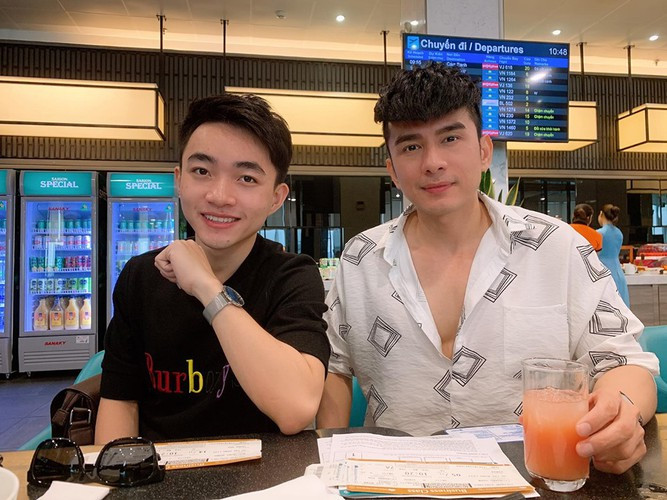 Đan Trường trẻ trung, không khác biệt nhiều về tuổi tác bên học trò Trung Quang kém anh đến 22 tuổi.