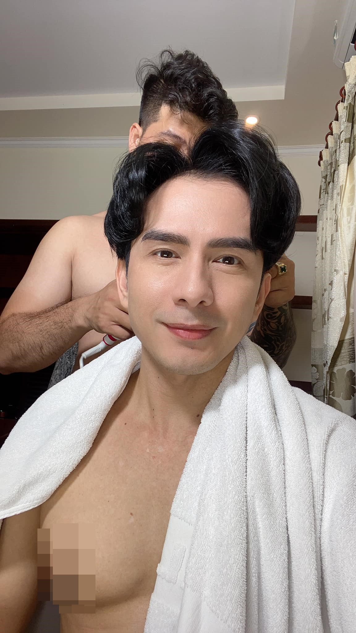 Trong hình ảnh chia sẻ cách đây chưa lâu, giọng ca sinh năm 1976 khiến cánh mày râu cũng phải "phát thèm" khi để lộ body vạm vỡ, săn chắc.