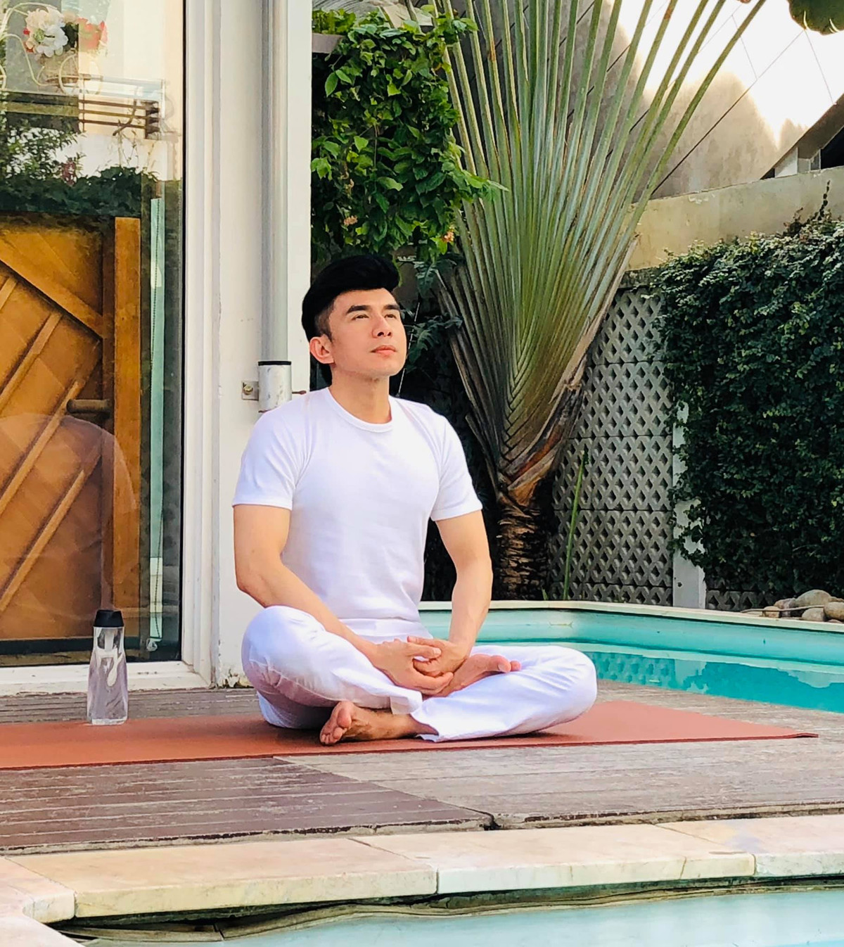 Không chỉ sở hữu body "6 múi", Đan Trường còn trẻ mãi không già ở tuổi U50.