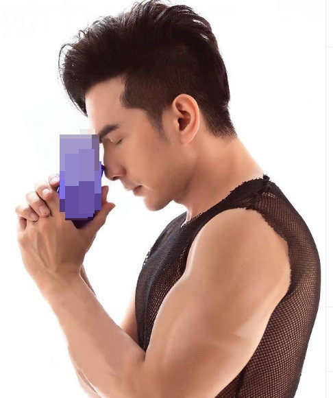 Đan Trường khoe body 6 múi trong ảnh quảng cáo.