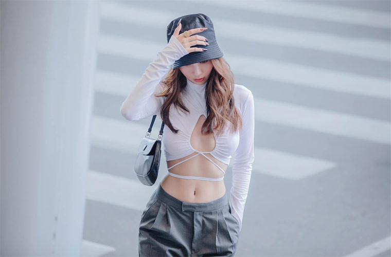 Style sân bay của Ngọc Trinh luôn hút hồn bởi cô thường chọn những trang phục nửa kín, nửa hở.