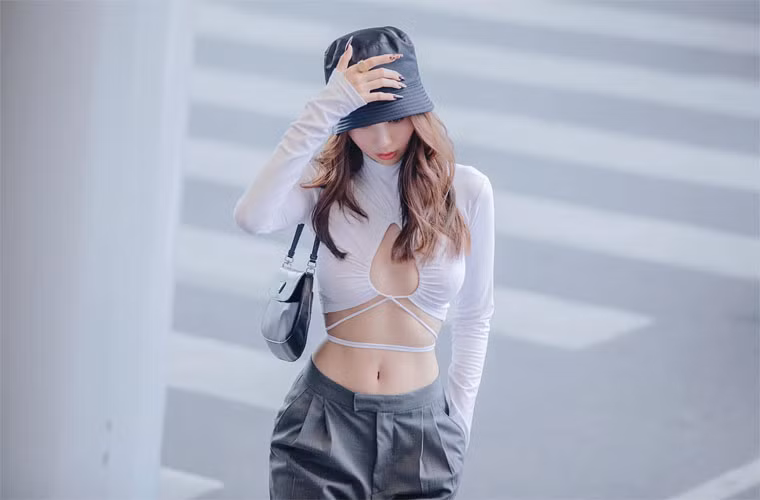 Style sân bay của Ngọc Trinh luôn hút hồn bởi cô thường chọn những trang phục nửa kín, nửa hở.