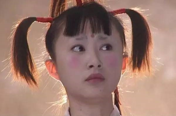 Trong Thiên Long Bát Bộ, vai Thiên Sơn Đồng Lão của Thư Sướng cũng khiến người xem không nhịn được cười với tạo hình "trẻ hóa" cùng đôi lông mày cụt lủn, má quả đào hồng phớt hệt nàng hề.